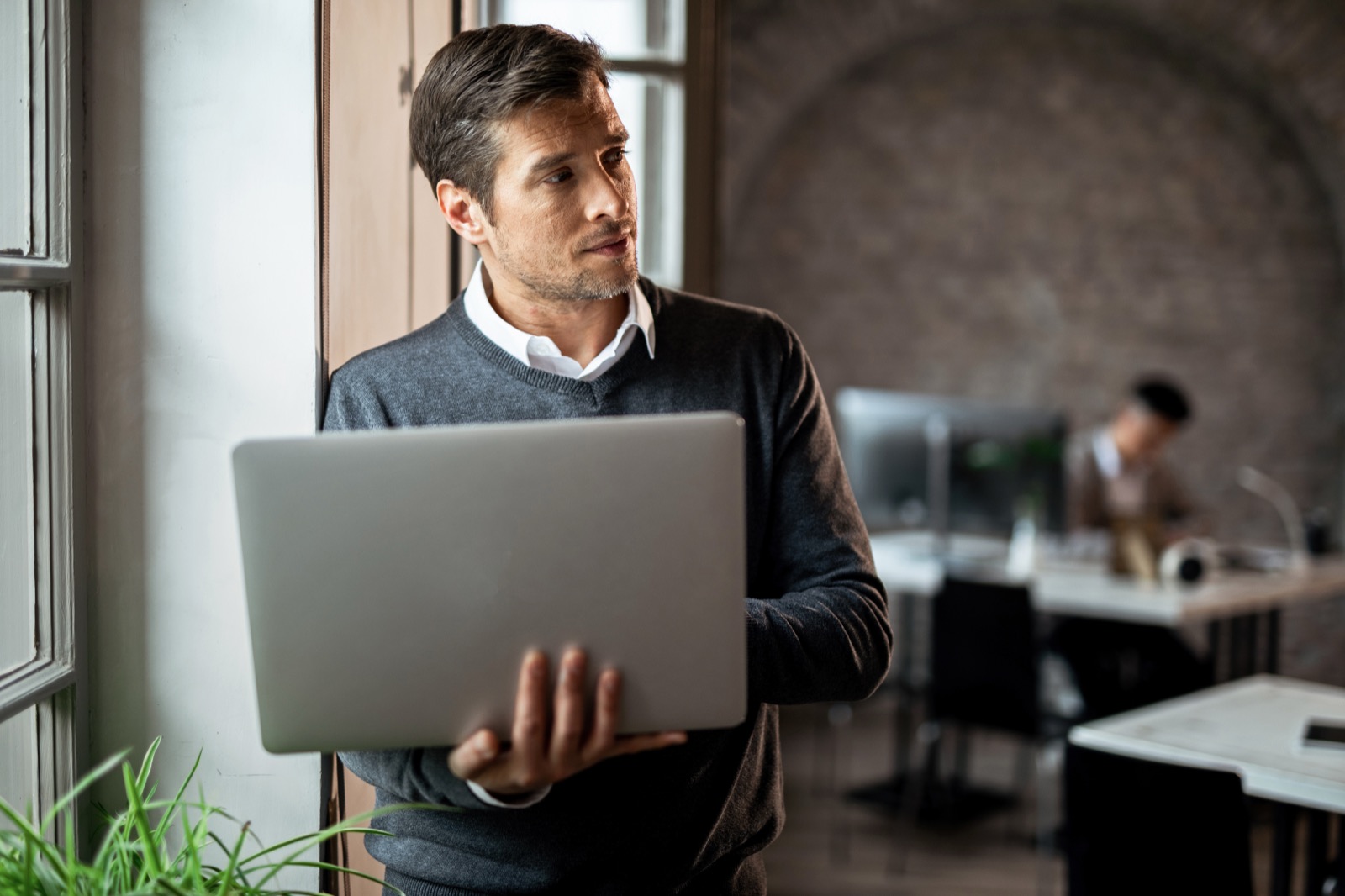 Dono de empresa planejando vendas no notebook